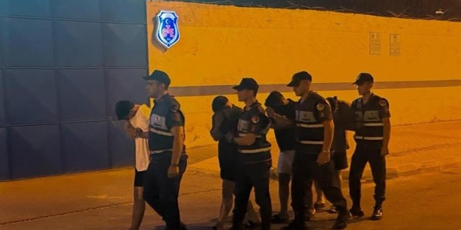 Kimlik g�stermek yerine polise kar�� gelen 4 ��pheli tutukland�
