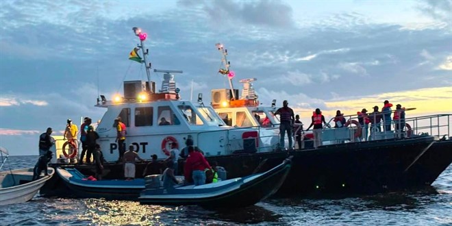 Guyana a��klar�nda 116 yolcuyu ta��yan feribot alabora oldu - Son Dakika Haber