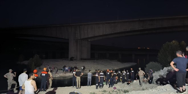 F�rat Nehri'nde mahsur kalan 26 ki�i kurtar�ld�