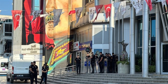 �zmit Belediyesi'ne operasyon: Belediye Ba�kan� H�rriyet ve e�i g�zalt�nda