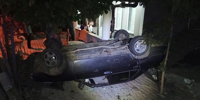 Otomobil takla atarak evin bah�esine devrildi