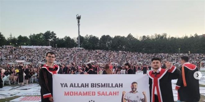 ODT� mezuniyetinde Muhammed Salah pankart� dikkat �ekti - Son Dakika Haber