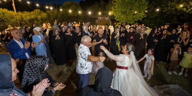 Merve'nin gelinlik hayali i�in t�m il�e seferber oldu