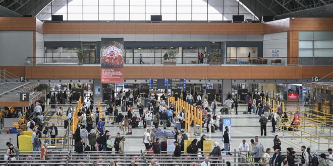 Yerli turistler 102,3 milyar lira seyahat harcamas� yapt�
