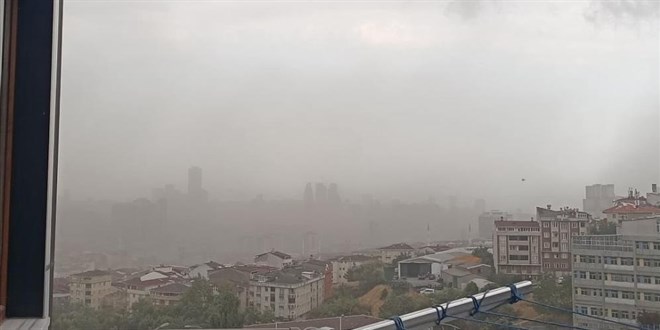 �stanbul'da k�sa s�reli etkili olan f�rt�na hasara yol a�t�