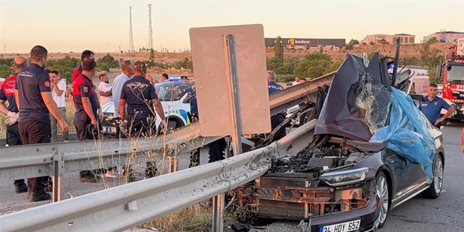 D���n konvoyundaki otomobil bariyerlere �arpt�: 1 �l� - Son Dakika Haber