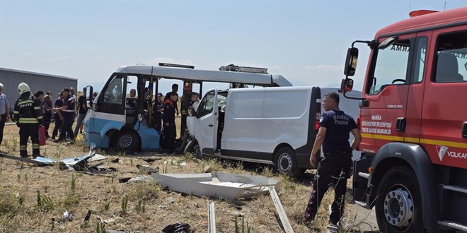 Midib�s ile panelvan �arp��t�: 1 can kayb�, 10 yaral�