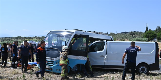 Manisa'da midib�sle panelvan�n �arp��mas� sonucu 1 ki�i �ld�