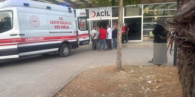Dernek ba�kan� d���nde silah s�kmak isterken 2 ki�iyi yaralad�