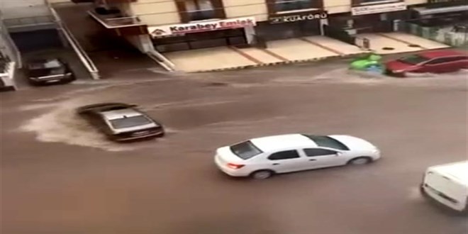 Ankara'da sa�anak sele neden oldu, ara�lar s�r�klendi - Son Dakika Haber