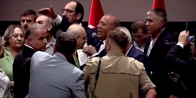 G�rsel Tekin'den t�ren s�ras�nda g�revlilere: �ndirin arkada�lar�!