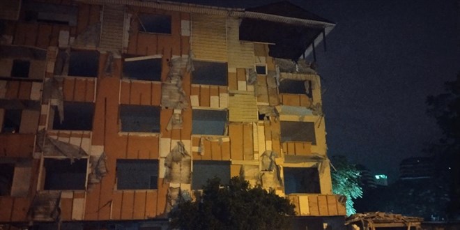 �stanbul'da kentsel d�n���m kapsam�ndaki binan�n balkonlar� ile duvar� ��kt� - Son Dakika Haber
