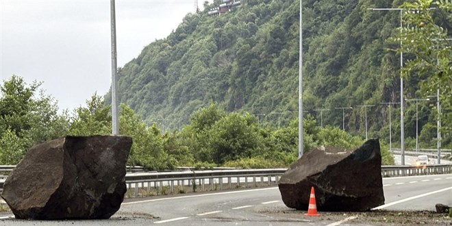 Rize'de yama�tan kopan kaya par�alar� yola d��t�