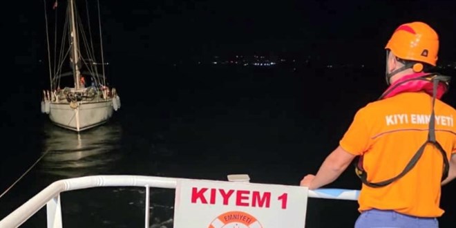 Bozcaada a��klar�nda ar�zalanan tekne kurtar�ld�