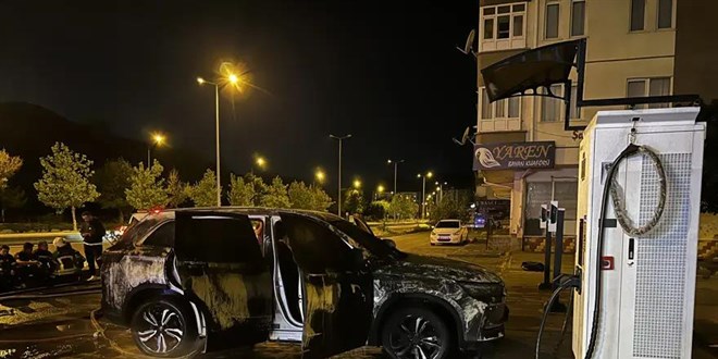 �arj istasyonunda elektrikli otomobil alev ald�