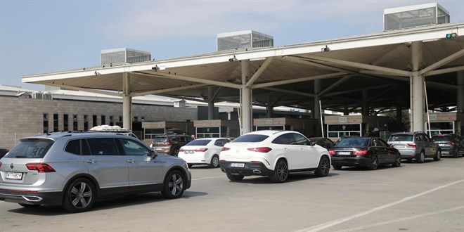 Borcu bulunan yabanc� plaka ara�lar yurt d���na ��k���na ��kamayacak