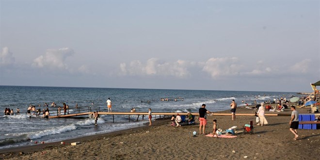 Karadeniz'de olumsuz hava �artlar�: 4 ilde denize girmek yasakland�