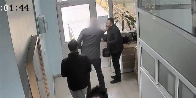 Gazeteciye tokat atan doktora adli para cezas�