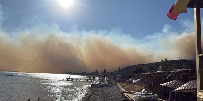 Ayvac�k'ta orman yang�n�: Sahildeki baz� i�letmeler tahliye edildi