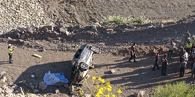 Giresun'da dere yata��na devrilen otomobildeki 3 ki�i �ld�