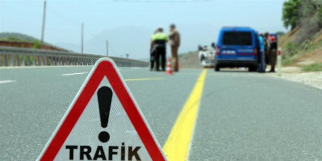 Sakarya'da a�aca �arpan otomobil ikiye ayr�ld�