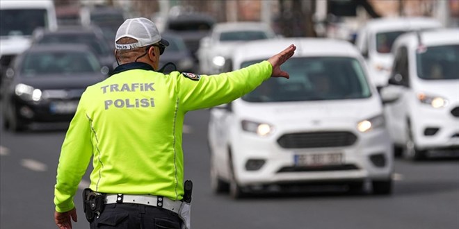 Trafikte asayi� olaylar� yar� yar�ya azald�