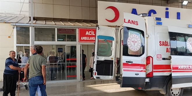 Tarlaya giderken Trakt�r devrildi, Muhtar hastaneye kald�r�ld�