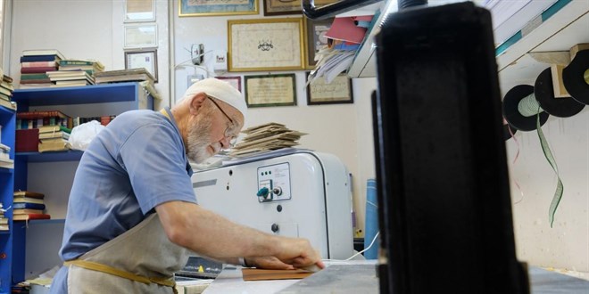 57 y�ll�k m�cellit: Kur'an-� Kerim ciltlemek bana huzur veriyor