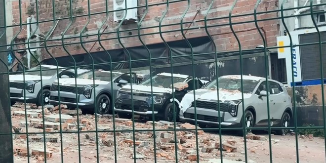 Ka��thane'de duvar ��kt�: 12 s�f�r kilometre ara� hasar g�rd� - Son Dakika Haber