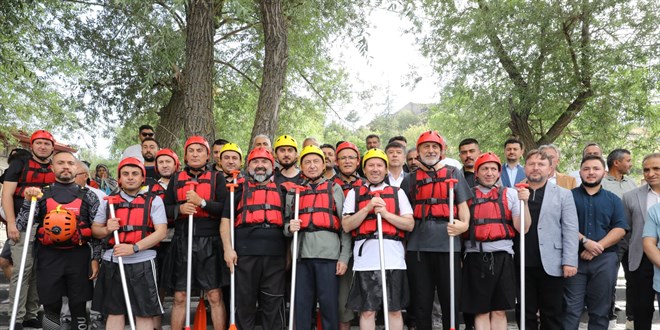 Fuat Oktay, �ekerek'te �ampiyon sporcularla rafting yapt� - Son Dakika Haber