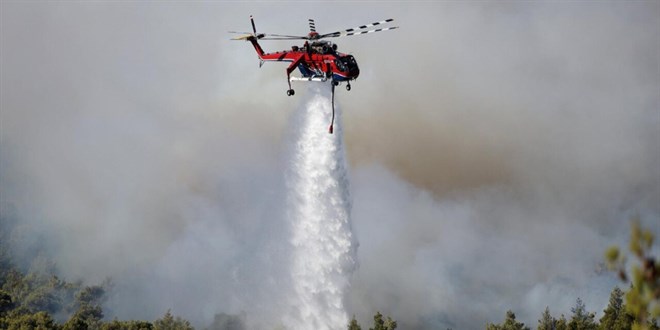 Yunanistan'da iki yang�n s�nd�rme helikopteri havada �arp��t�