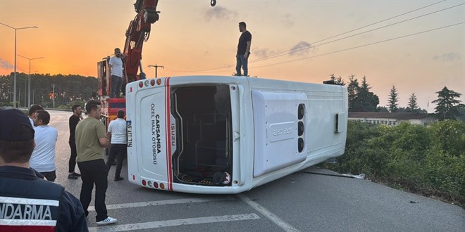 Samsun'da halk otob�s� �arampole devrildi: 21 yaral� - Son Dakika Haber