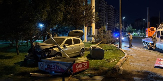 Kayseri'de otomobil kald�r�m� a��p parka dald�: A�ac� ikiye b�ld� - Son Dakika Haber
