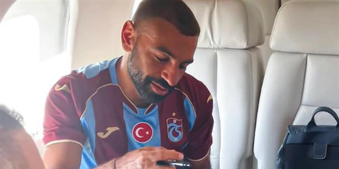 U�aktaki ilk g�r�nt�ler: Salah Trabzonspor formas�n� giydi - Son Dakika Haber