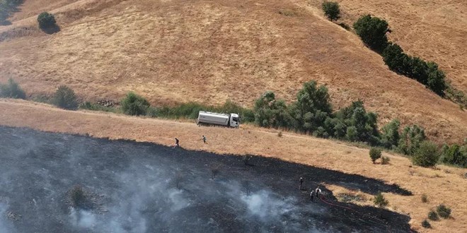 Tunceli'de otluk alandaki yang�n ormana s��rad� - Son Dakika Haber