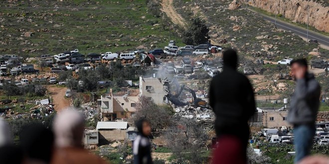 Bat� �eria'da Filistin topraklar�n� gasbeden �srailliler, topraktan sonra evlere de el koyuyor - Son Dakika Haber
