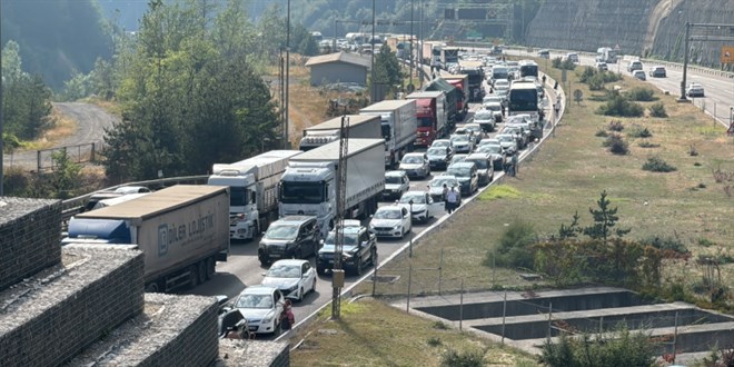 Bolu Da�� T�neli'nde otomobil alev ald� - Son Dakika Haber