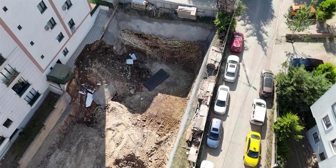 �ekmek�y'de istinat duvar� ��ken in�aat�n yan�ndaki 5 katl� bina bo�alt�ld� - Son Dakika Haber