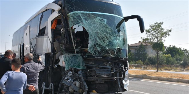 Afyonkarahisar'da yolcu otob�s� kamyonete �arpt�: 1 �l�, 15 yaral�