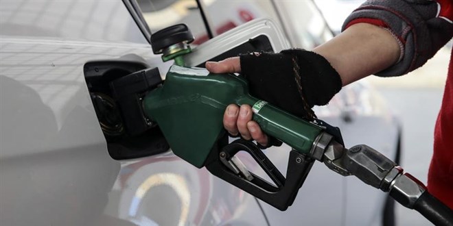 Benzine 1,56 TL zam daha yolda