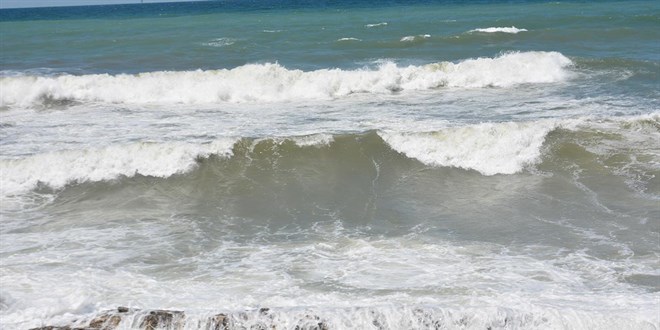Karadeniz sahilinde f�rt�na uyar�s�: 4 il�ede denize giri� yasa��