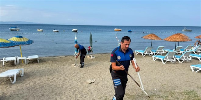 Sabitlenen �ezlong ve �emsiyeler sahilden topland� - Son Dakika Haber