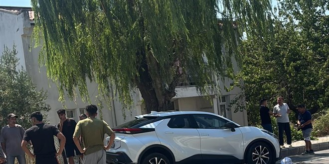 G�k�eada'da park halindeki otomobile �arpan motosikletteki 2 ki�i �ld�