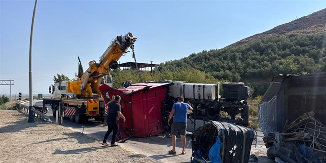 T�r devrildi, i� makinesi par�alar� yola sa��ld� - Son Dakika Haber