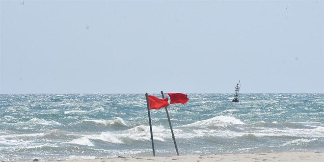Karadeniz sahillerinde k�rm�z� bayrak: Denize giri�ler yasakland� - Son Dakika Haber