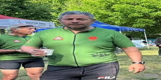 Bisikletiyle giderken 2 otomobilin �arpt��� ��retmen hayat�n� kaybetti