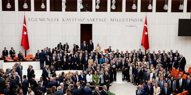 �er�eve yasa Meclis'ten ge�ti: TBMM tatile girdi