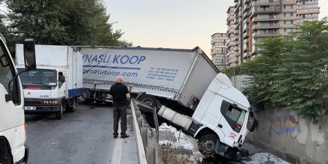 Hal� y�kl� t�r dereye devrildi - Son Dakika Haber