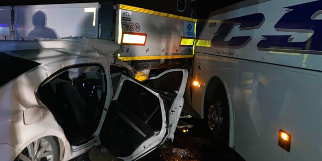 Hatay'da zincirleme trafik kazas�: 2 �l�, 4 yaral�