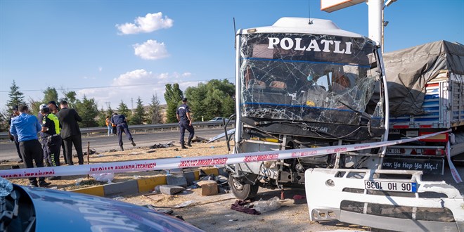 Ankara'da midib�s ile hafriyat kamyon �arp��t�: 2 �l� - Son Dakika Haber